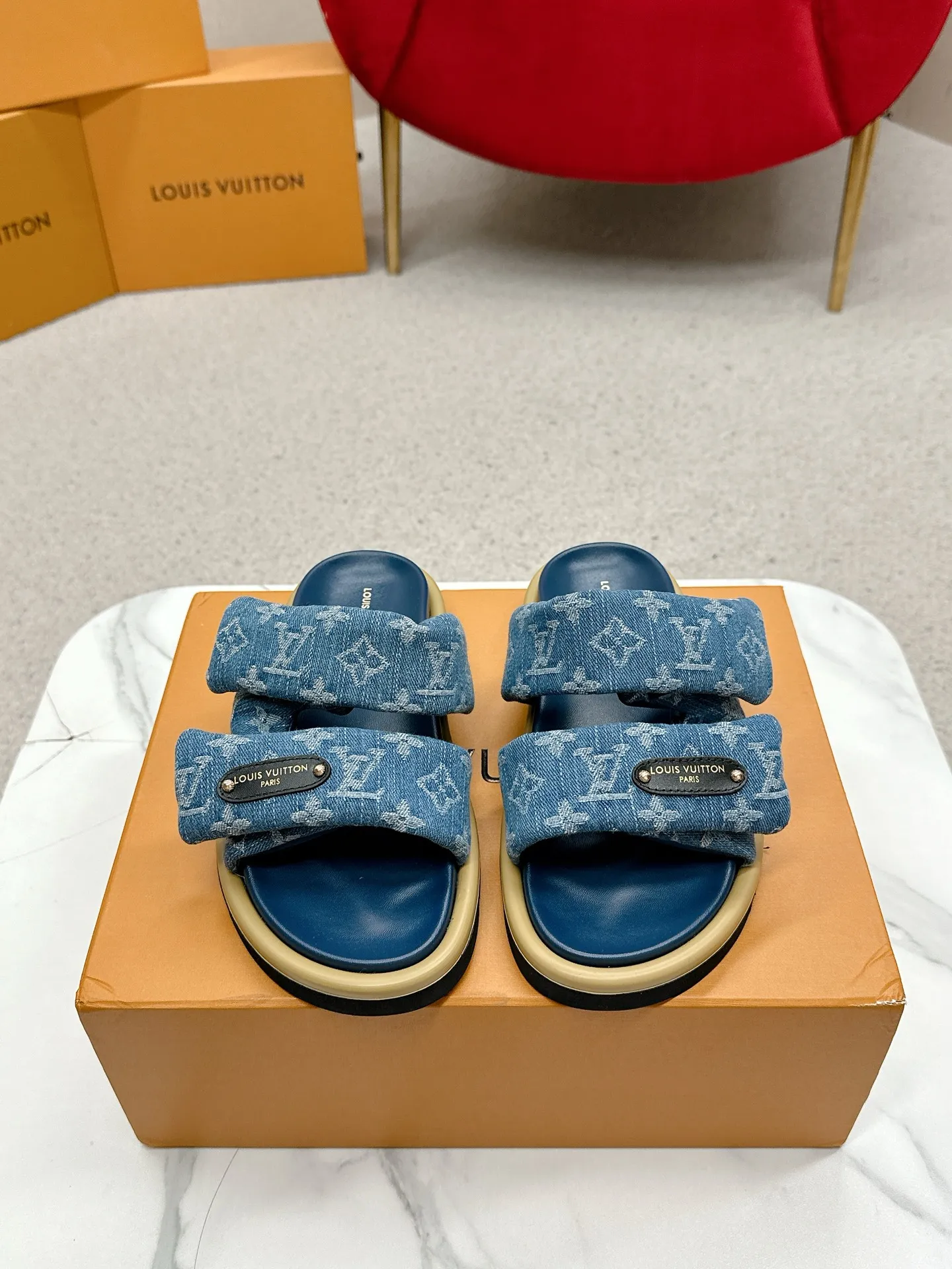 P340 yuan LV Louis Vuitton Full of high-end feel! A popular model among bloggers at home and abroad, it’s retro and fashionable, and looks stunning on your feet! Mainly recommended model on the official website★ ━━━━━ ЅᏇєєt ━━━━━ ▪️Upper: original calfskin ➕5D printing process ▪️Inner: imported mixed sheepskin ▪️Outsole: original molded foam outsole ▪️Size: Female 35-40 Men's 39-44 (women's 41 men's 45)
